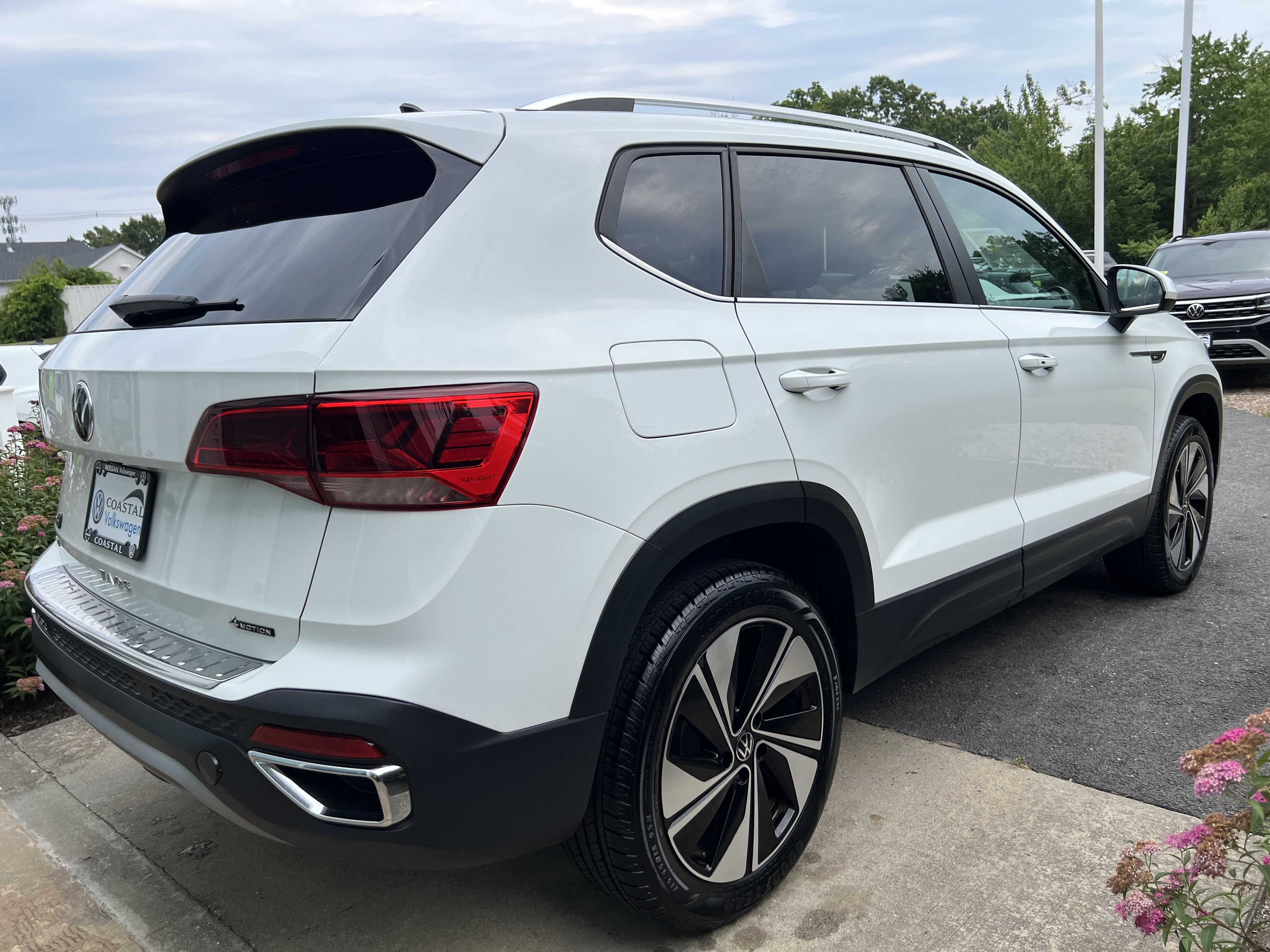2023 Volkswagen Taos SE W/ Panoramic Sunroof
