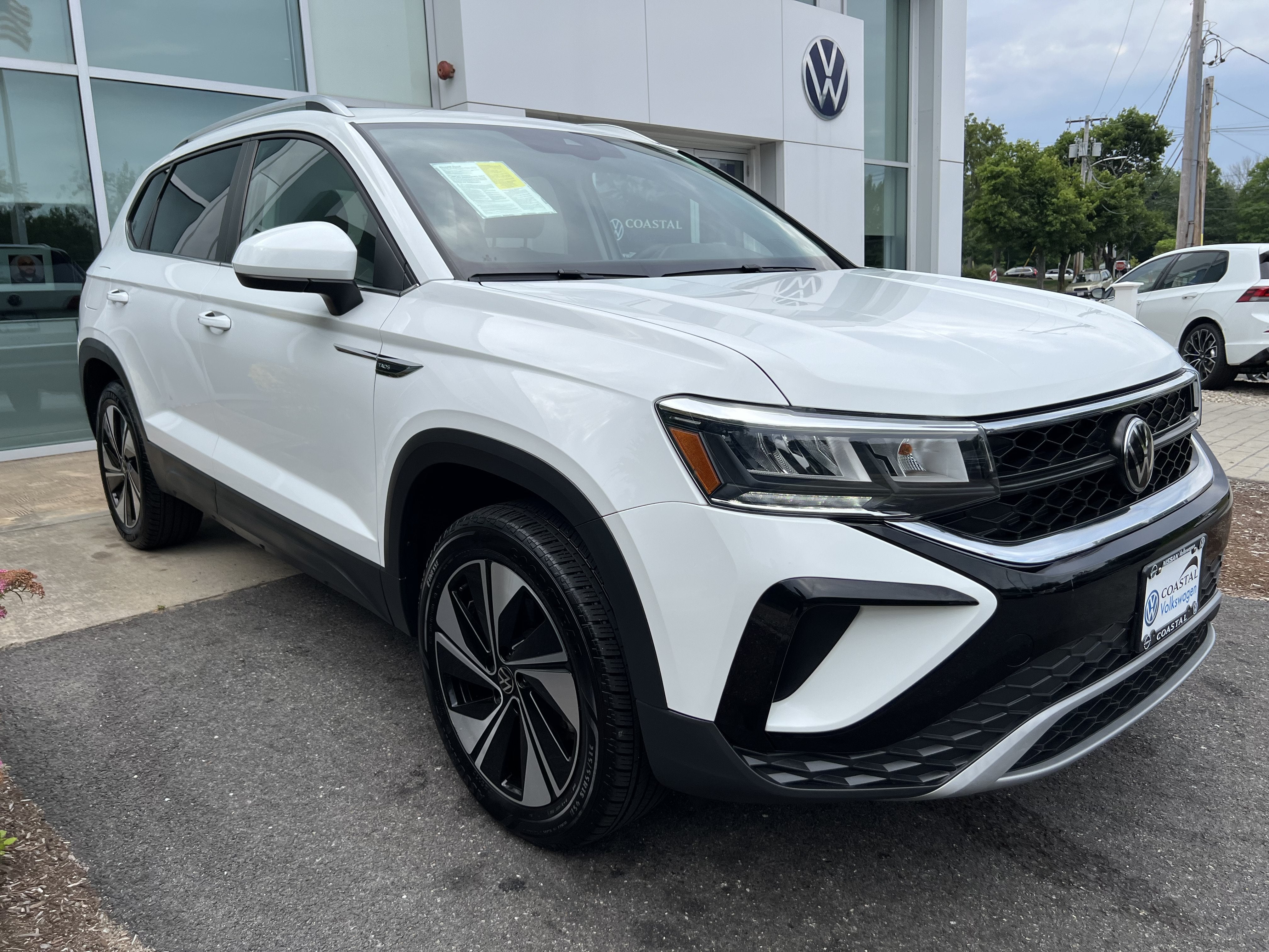 2023 Volkswagen Taos SE W/ Panoramic Sunroof