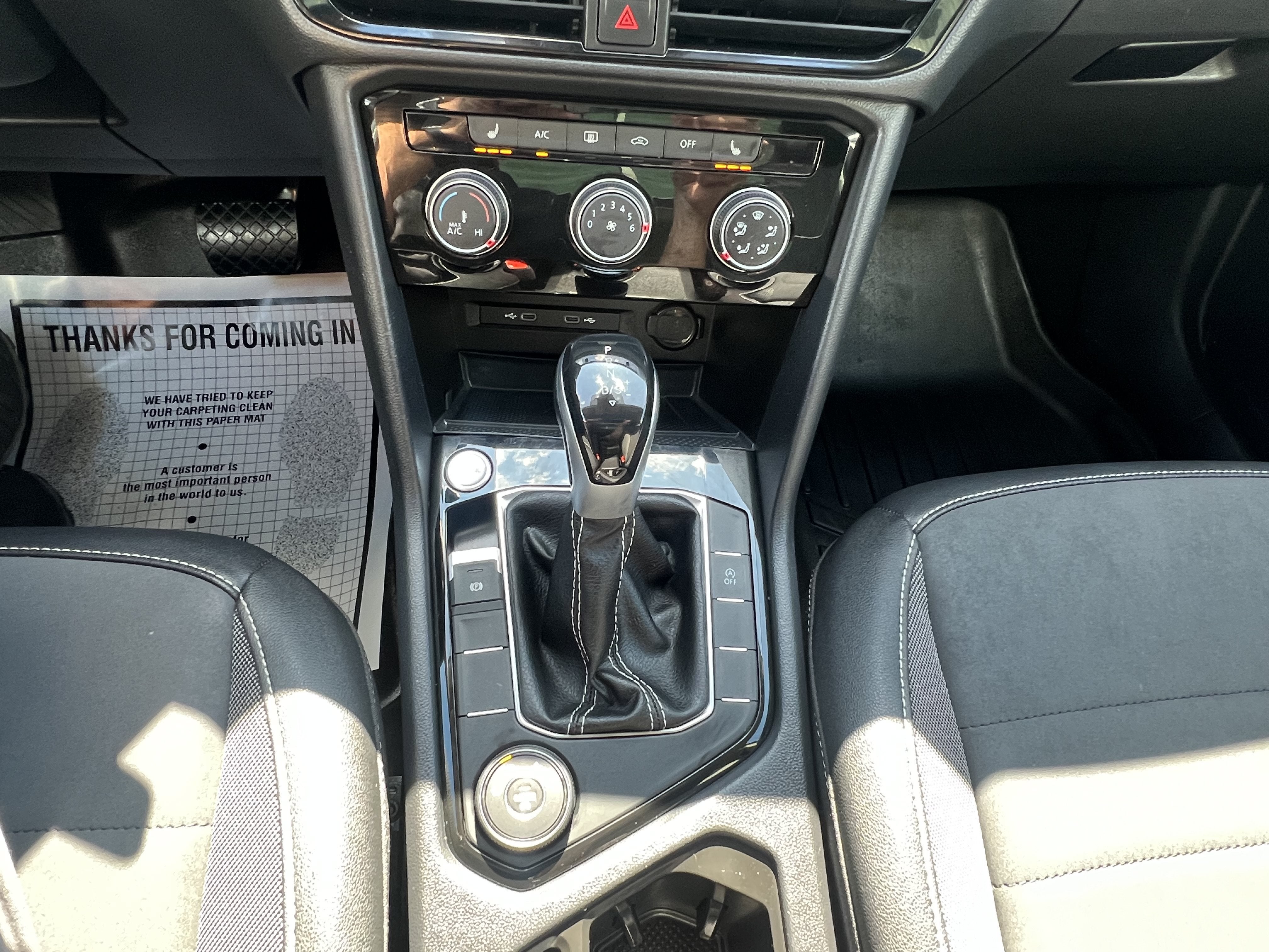 2023 Volkswagen Taos SE w/panoramic sunroof