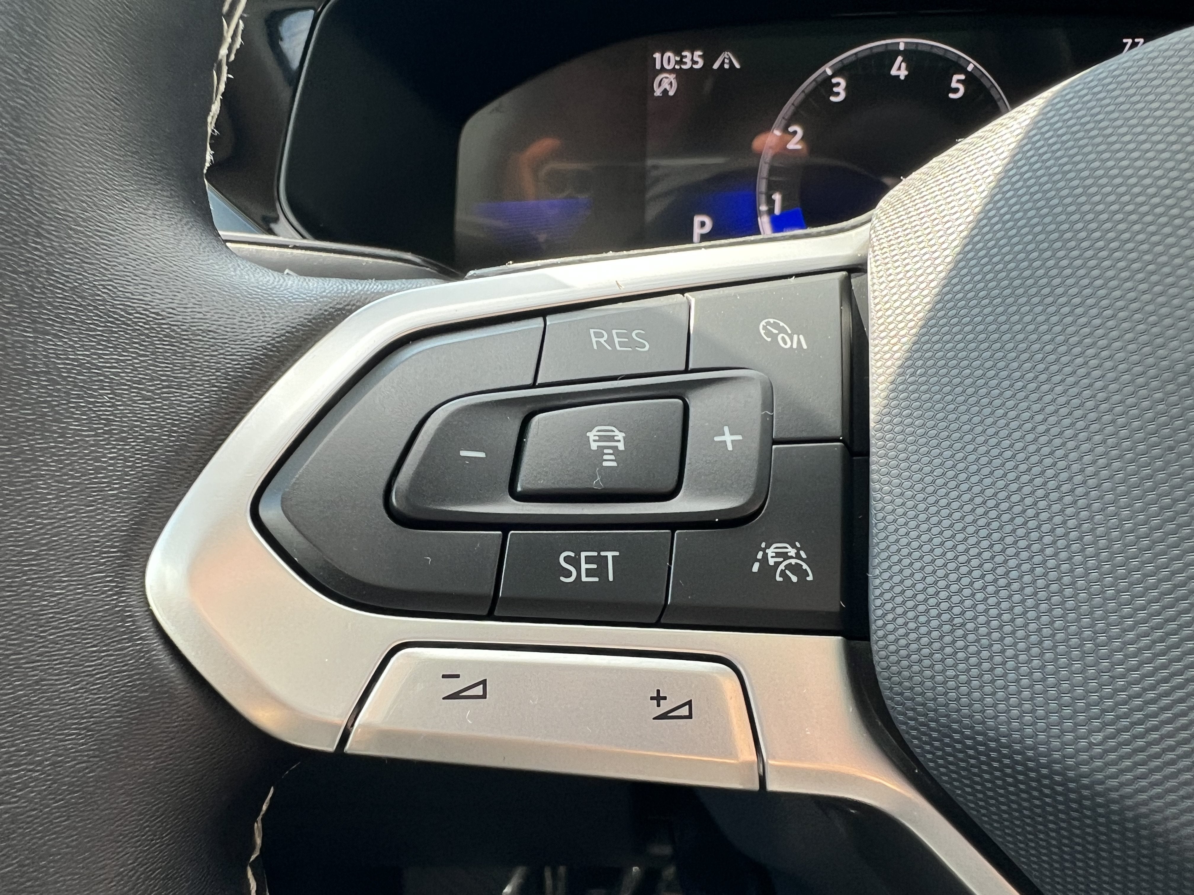 2024 Volkswagen Taos SE w/panoramic sunroof