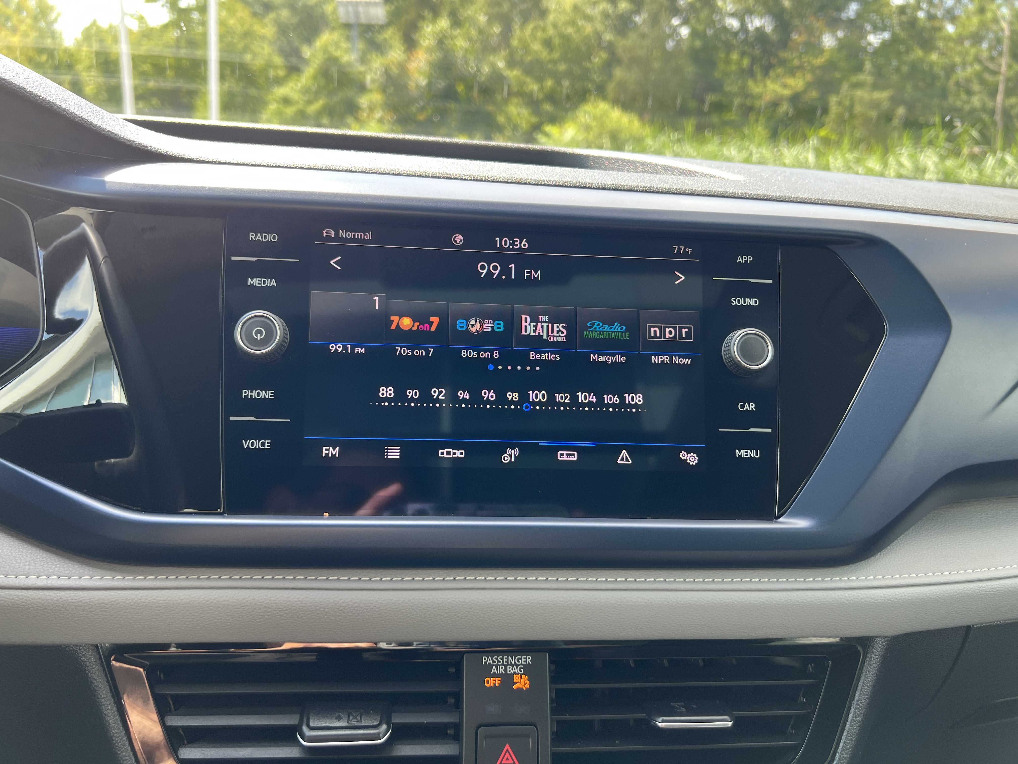 2024 Volkswagen Taos SE w/panoramic sunroof