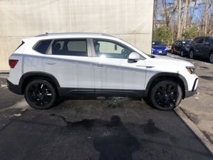 2024 Volkswagen Taos SE w/panoramic sunroof and black wheel package