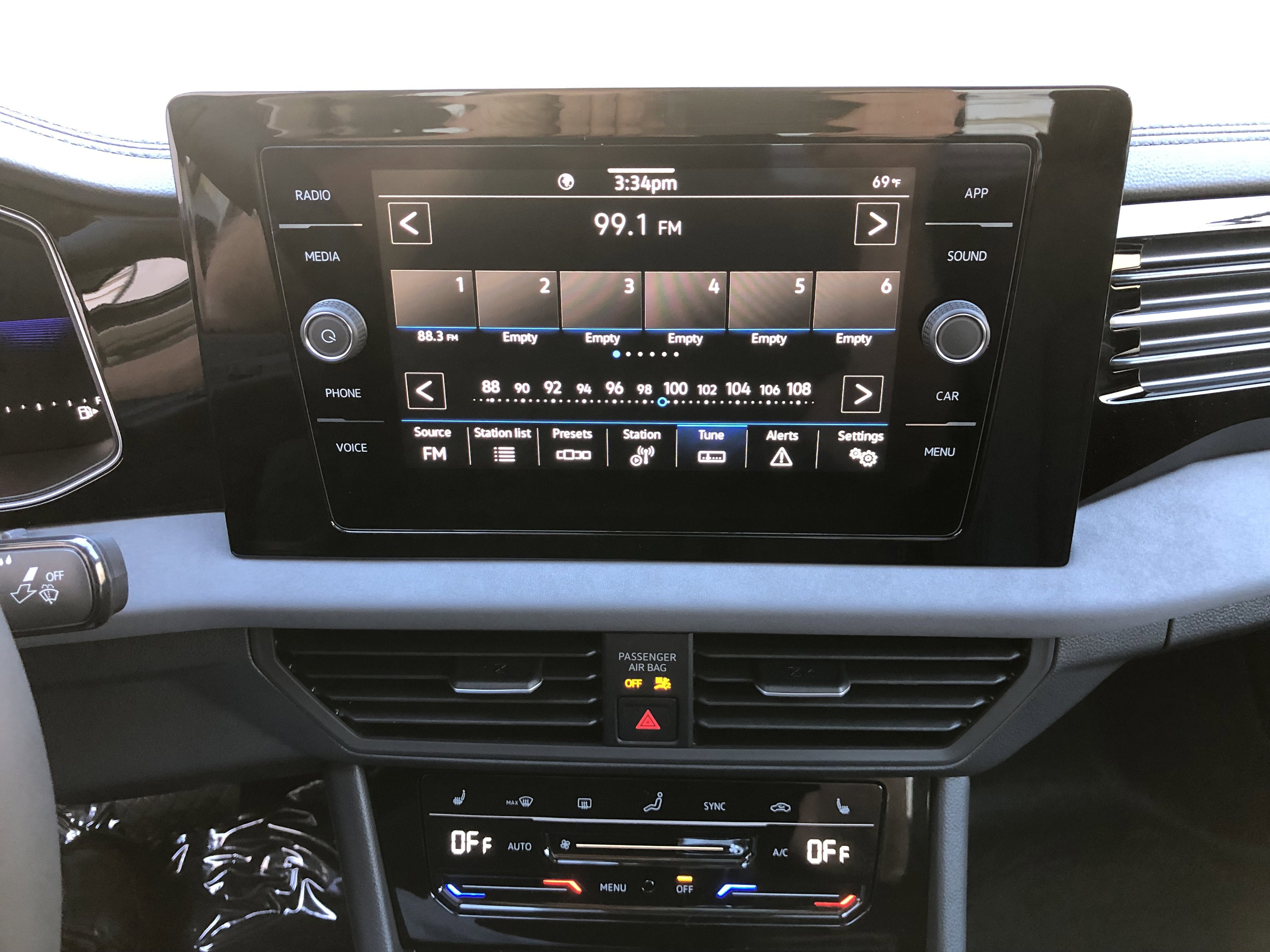 2026 Volkswagen Jetta SE w/black wheel package