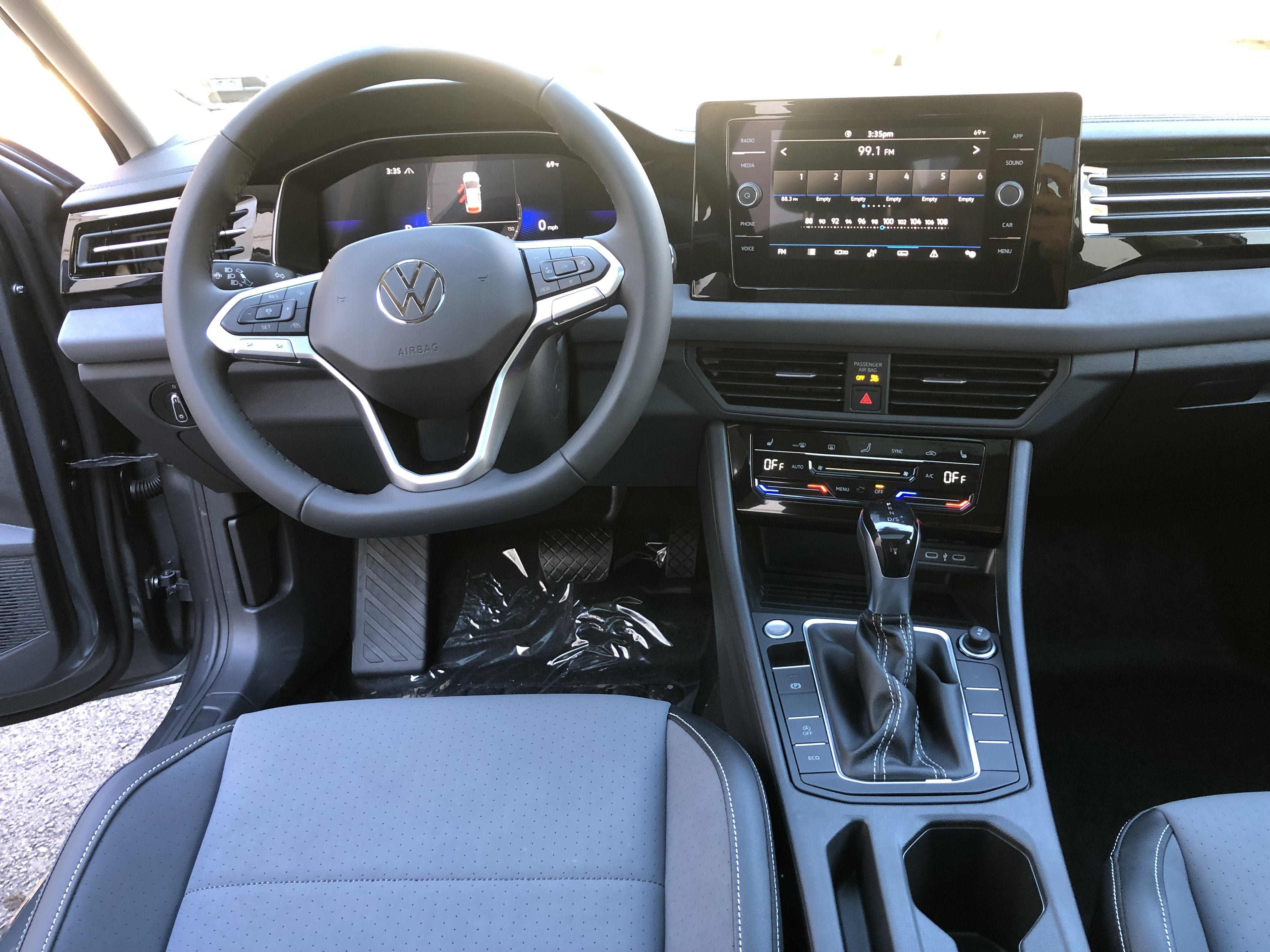 2026 Volkswagen Jetta SE w/black wheel package